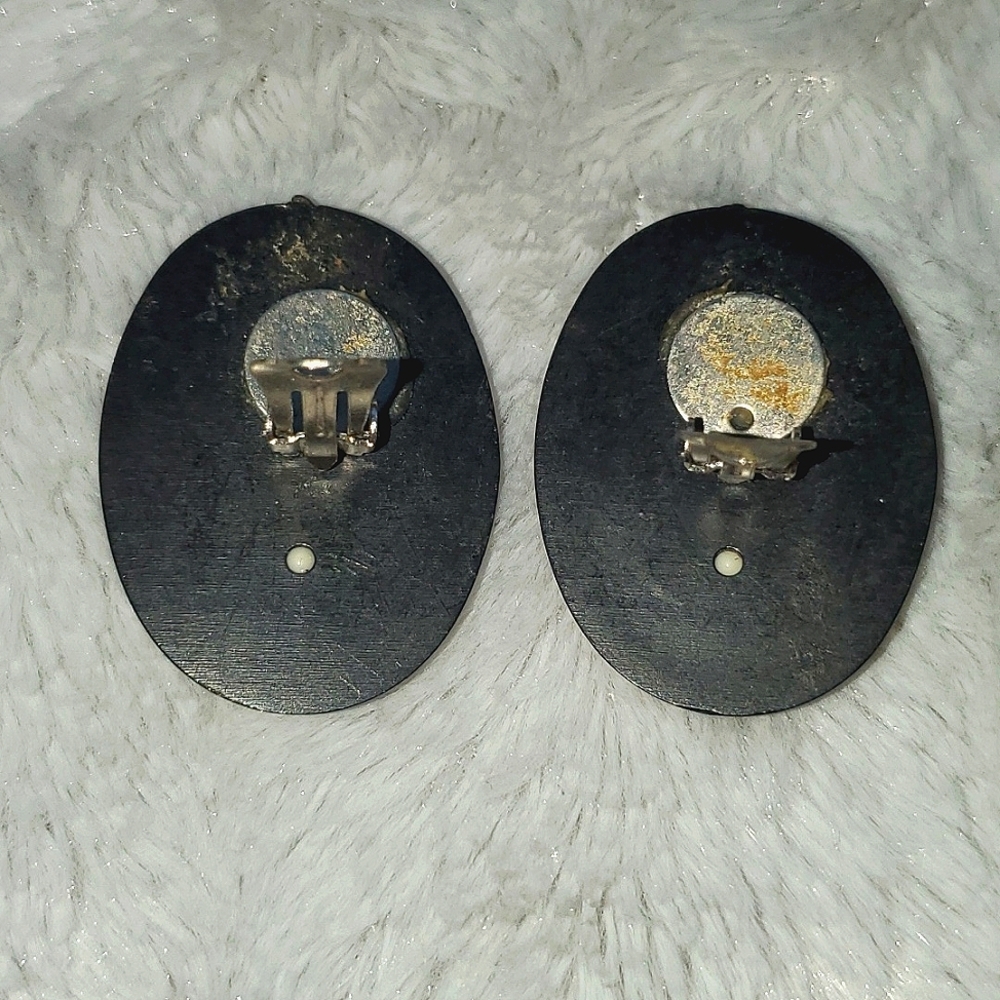 Vintage Clip-On Cameo Earrings - Picture 4 of 6
